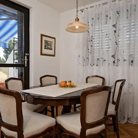 Viki Apartment *